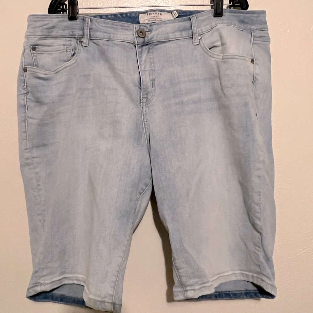 Torrid bike Jean shorts light wash